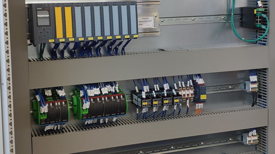 Sauber verkabelter Schaltschrank